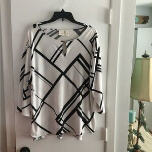 Chicos black and white split sleeve knit top